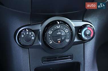 Хэтчбек Ford Fiesta 2015 в 