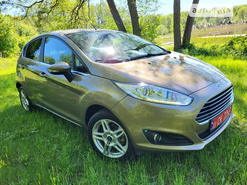 Хетчбек Ford Fiesta 2015 в Івано-Франківську