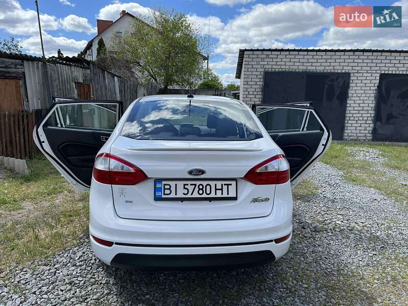 Седан Ford Fiesta 2016 в Ужгороді