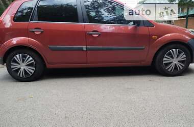 Хэтчбек Ford Fiesta 2006 в 