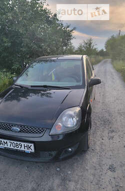 Хэтчбек Ford Fiesta 2006 в Звягеле