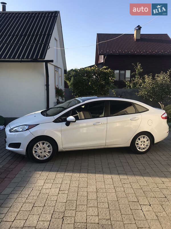 Седан Ford Fiesta 2014 в Львові