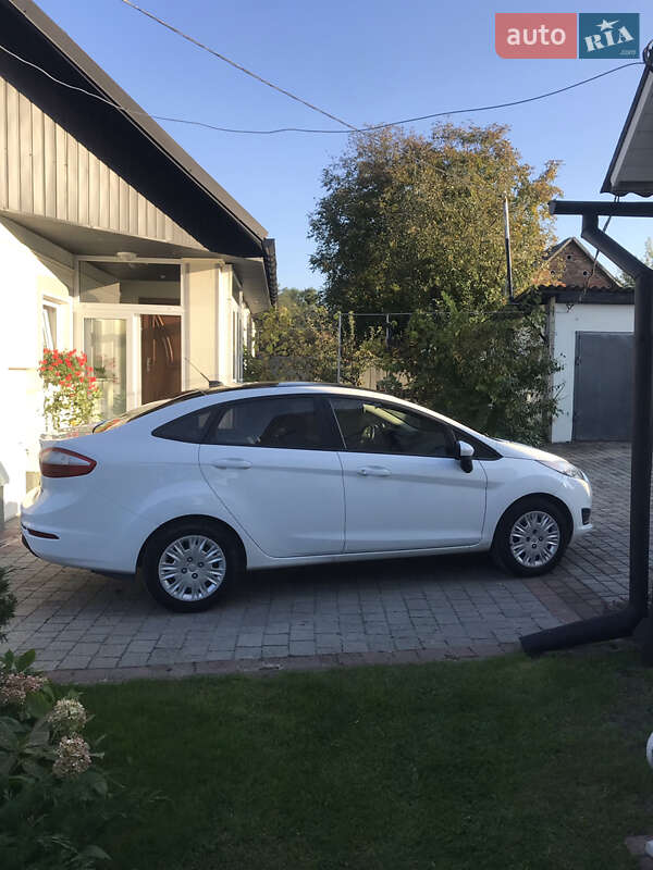 Седан Ford Fiesta 2014 в Львові
