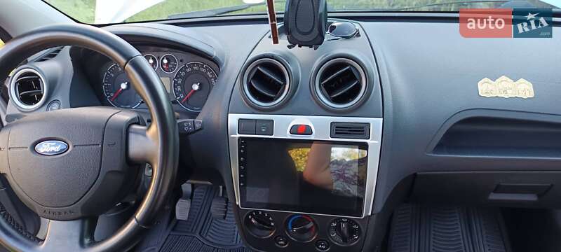 Хэтчбек Ford Fiesta 2007 в Новгород-Северском