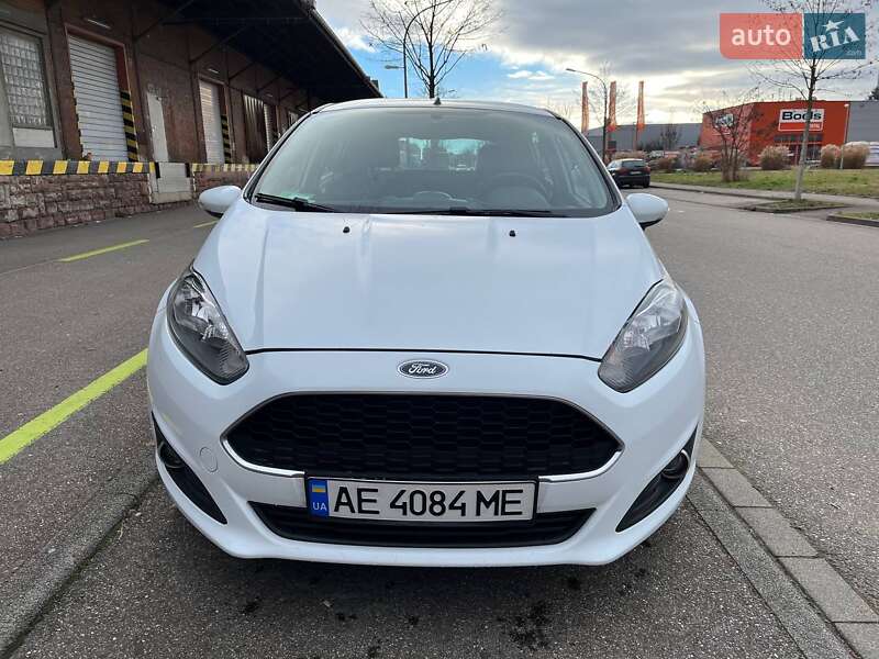 Хэтчбек Ford Fiesta 2016 в Каменском