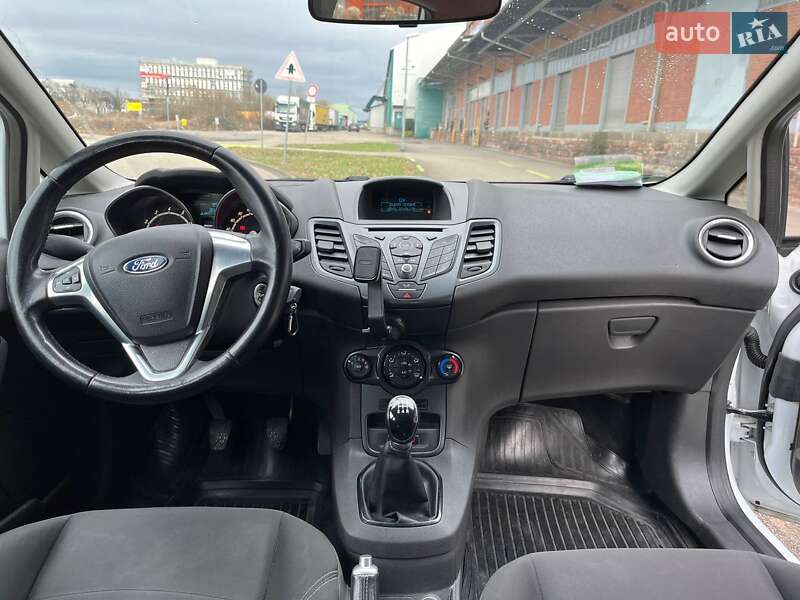 Хэтчбек Ford Fiesta 2016 в Каменском