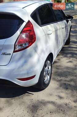 Хэтчбек Ford Fiesta 2016 в 
