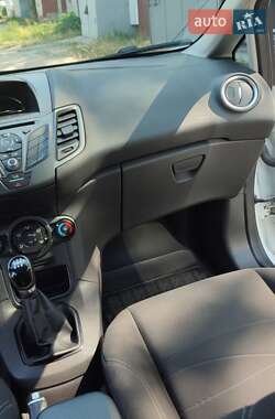 Хэтчбек Ford Fiesta 2016 в 