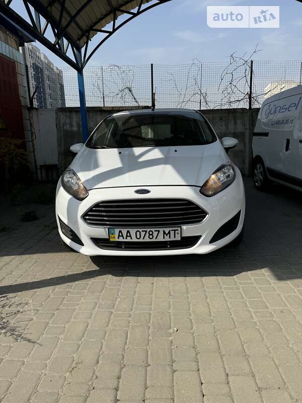 Хэтчбек Ford Fiesta 2015 в Киеве