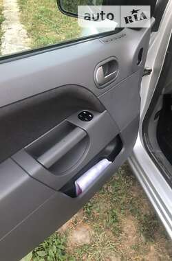 Хэтчбек Ford Fiesta 2003 в 