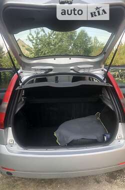 Хэтчбек Ford Fiesta 2003 в 