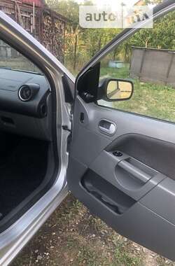 Хэтчбек Ford Fiesta 2003 в 