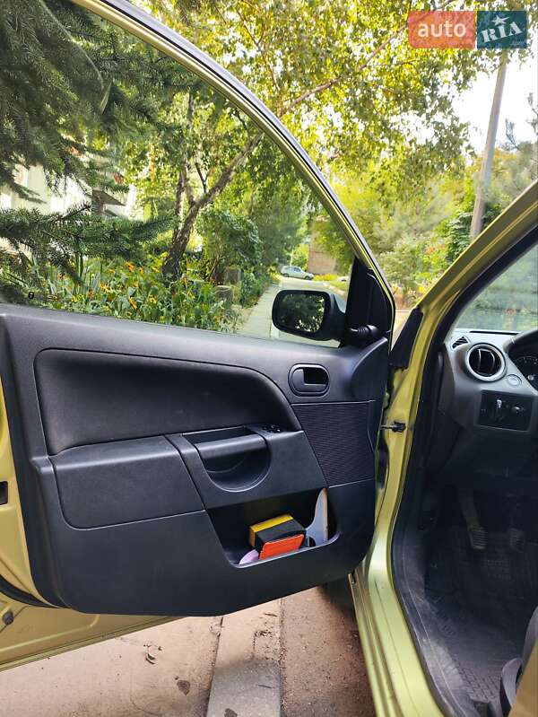 Хэтчбек Ford Fiesta 2006 в Запорожье