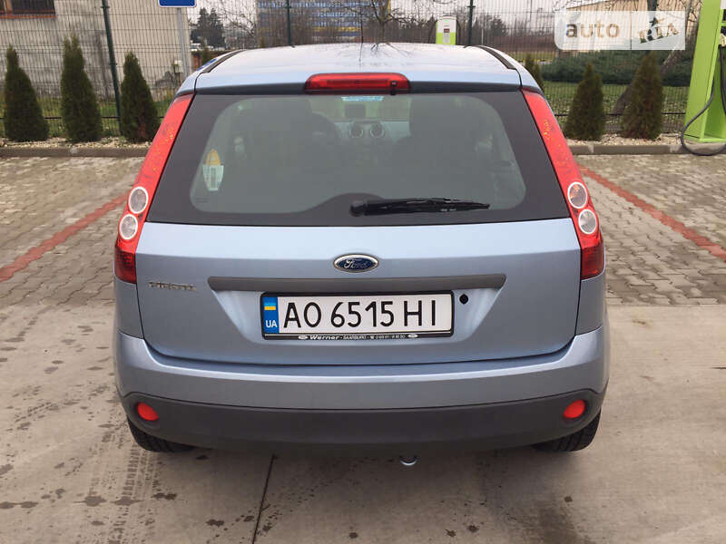 Хэтчбек Ford Fiesta 2006 в Поляне