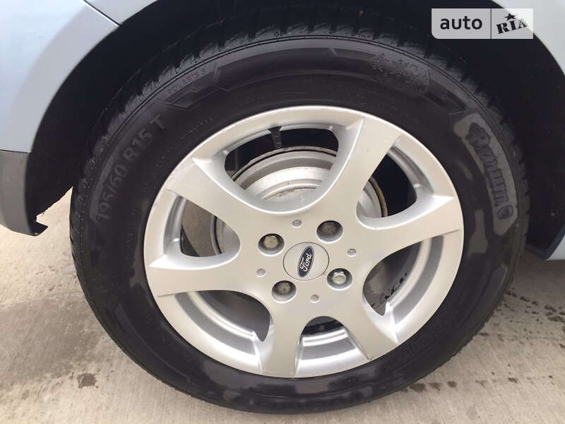 Хэтчбек Ford Fiesta 2006 в Поляне