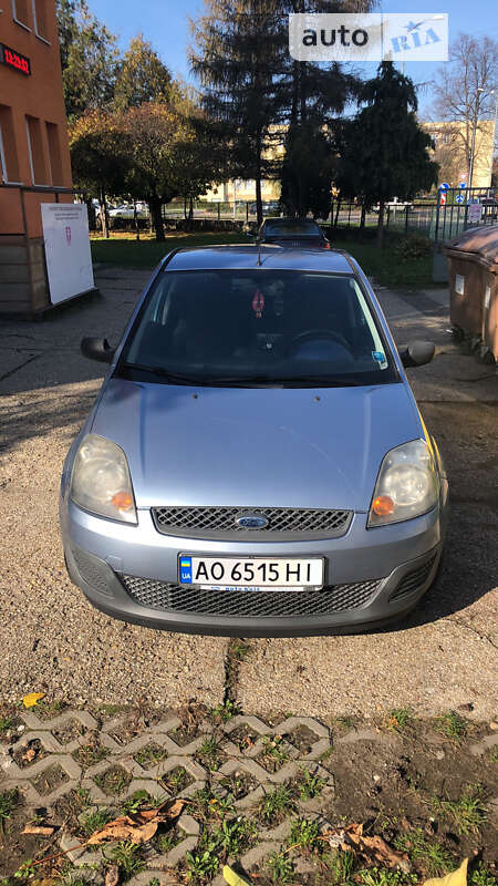 Хэтчбек Ford Fiesta 2006 в Поляне