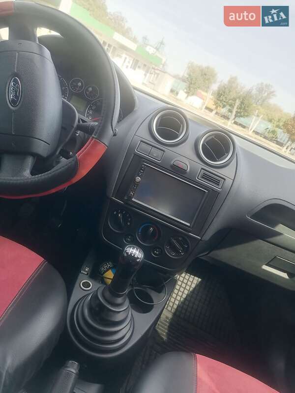 Хэтчбек Ford Fiesta 2006 в Гадяче