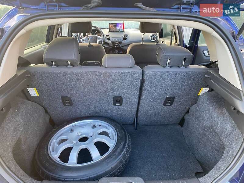 Хетчбек Ford Fiesta 2015 в Любомлі