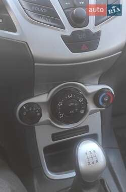 Хэтчбек Ford Fiesta 2011 в 
