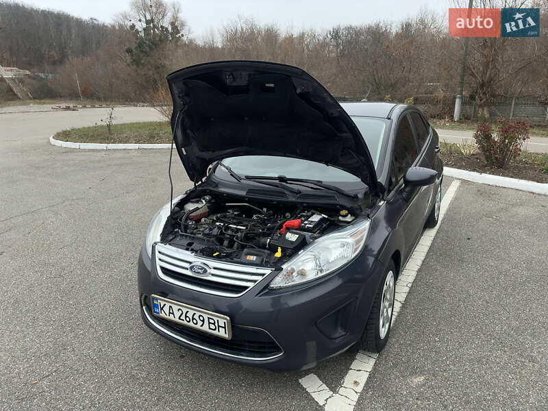 Седан Ford Fiesta 2012 в Ржищеве