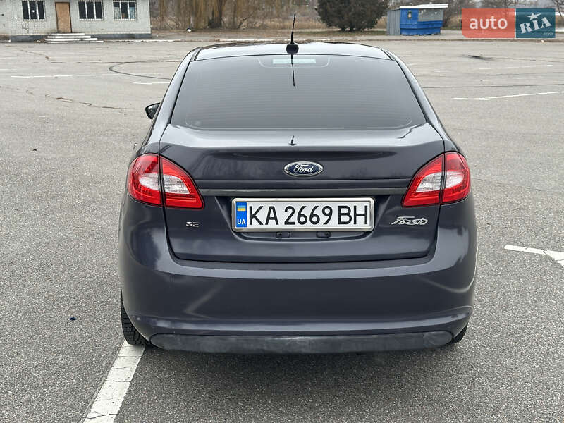 Седан Ford Fiesta 2012 в Ржищеве