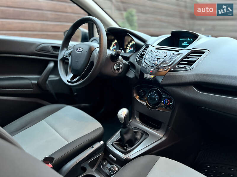 Седан Ford Fiesta 2016 в Гнівані