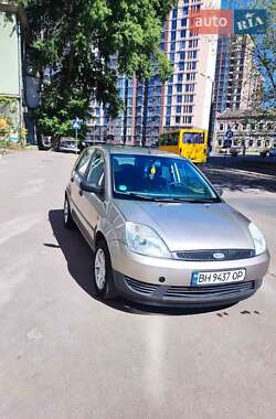 Хэтчбек Ford Fiesta 2004 в 