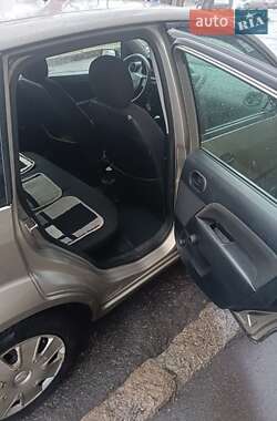 Хэтчбек Ford Fiesta 2004 в 
