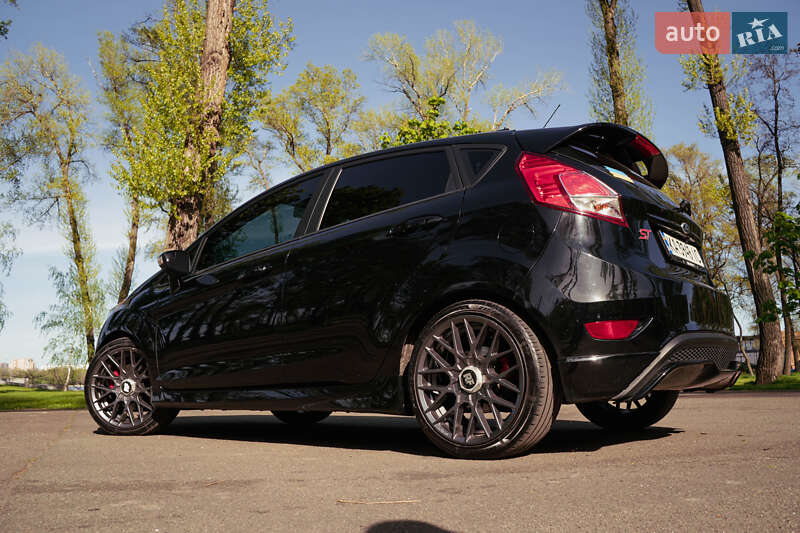 Хетчбек Ford Fiesta 2015 в Івано-Франківську