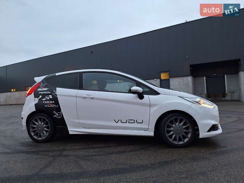 Хэтчбек Ford Fiesta 2016 в Киеве