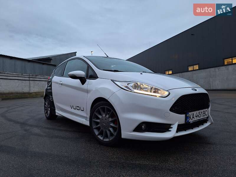 Хэтчбек Ford Fiesta 2016 в Киеве
