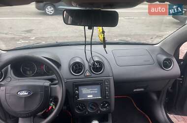 Хэтчбек Ford Fiesta 2004 в 