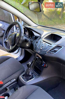 Хэтчбек Ford Fiesta 2015 в 