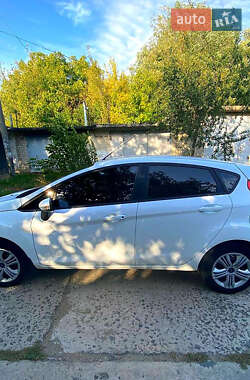 Хэтчбек Ford Fiesta 2015 в 