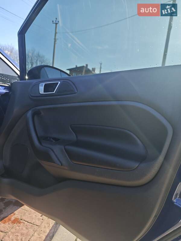 Седан Ford Fiesta 2015 в Львове