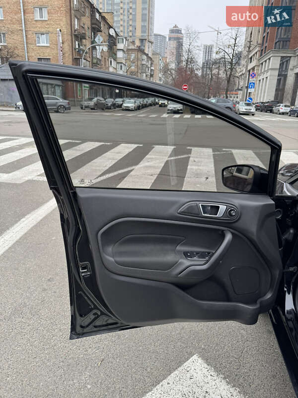 Седан Ford Fiesta 2016 в Киеве