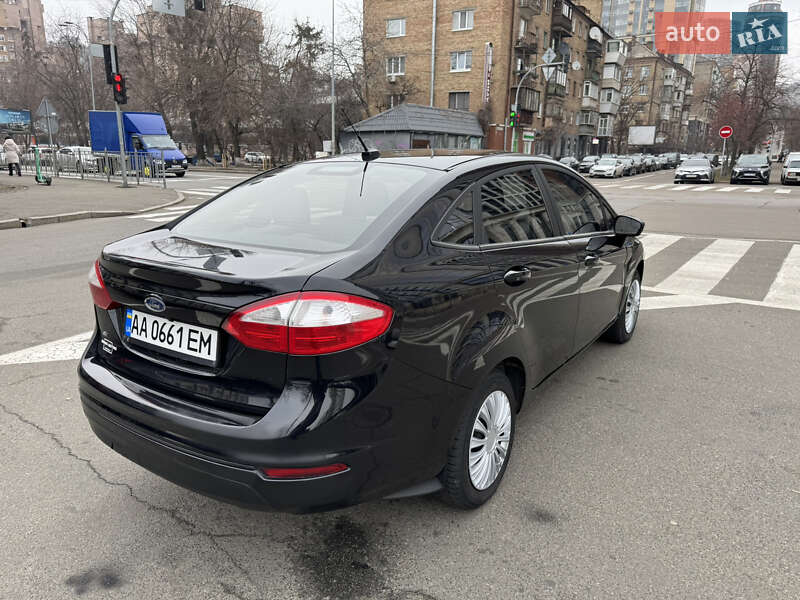 Седан Ford Fiesta 2016 в Киеве