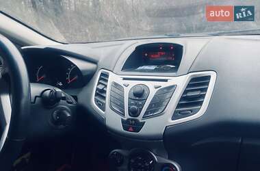 Хэтчбек Ford Fiesta 2012 в 