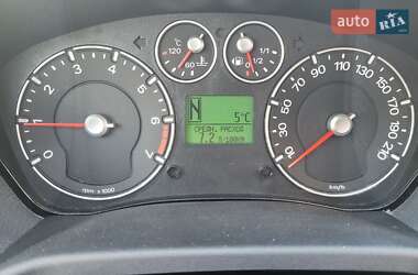 Хэтчбек Ford Fiesta 2006 в 