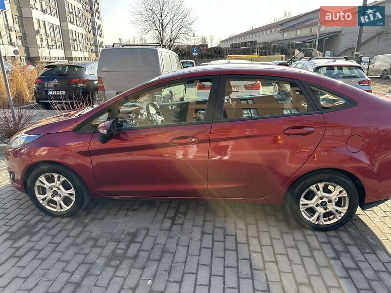 Седан Ford Fiesta 2015 в Львові