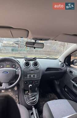 Хэтчбек Ford Fiesta 2005 в 