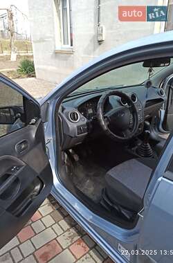 Хэтчбек Ford Fiesta 2006 в 
