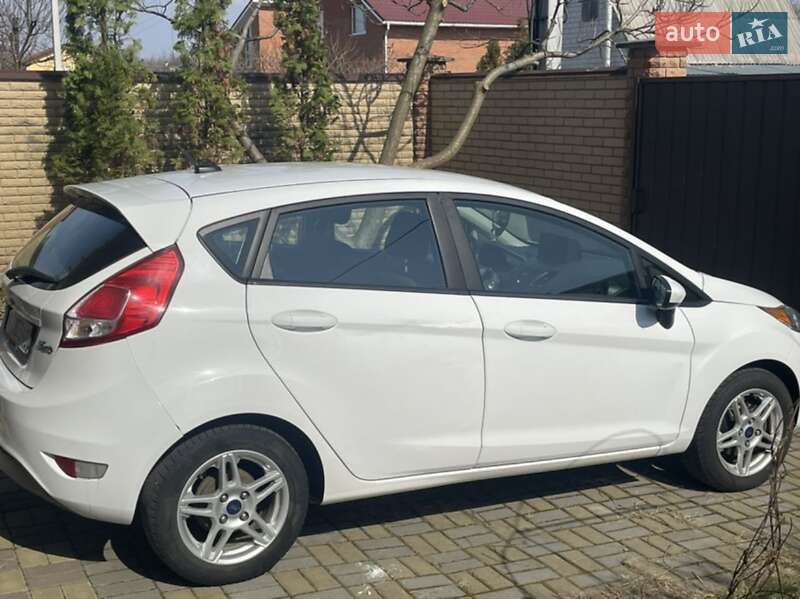 Хэтчбек Ford Fiesta 2017 в Киеве