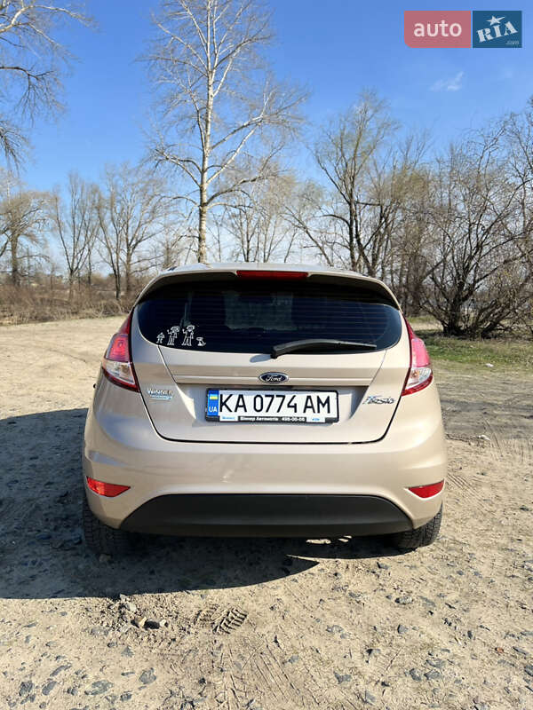 Хэтчбек Ford Fiesta 2016 в 