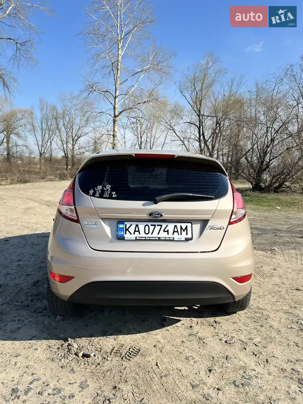 Хэтчбек Ford Fiesta 2016 в 