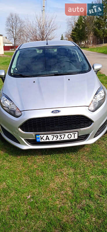 Хетчбек Ford Fiesta 2016 в 
