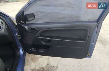 Хэтчбек Ford Fiesta 2006 в 