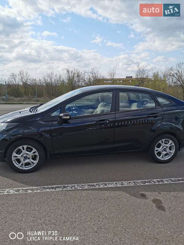 Седан Ford Fiesta 2015 в Кривом Роге
