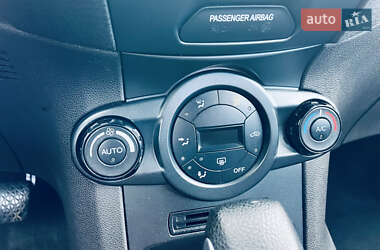 Хэтчбек Ford Fiesta 2015 в 