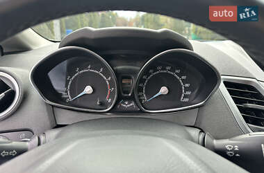 Хетчбек Ford Fiesta 2015 в 